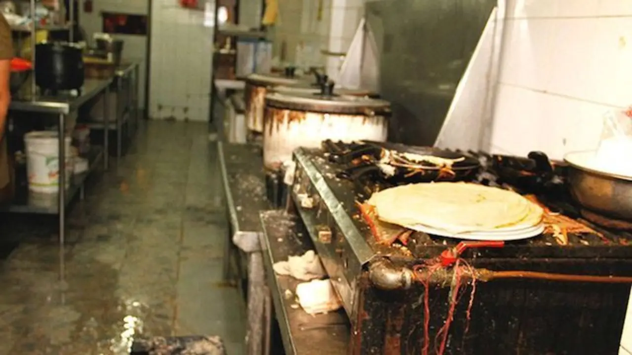 Cocina industrial sucia