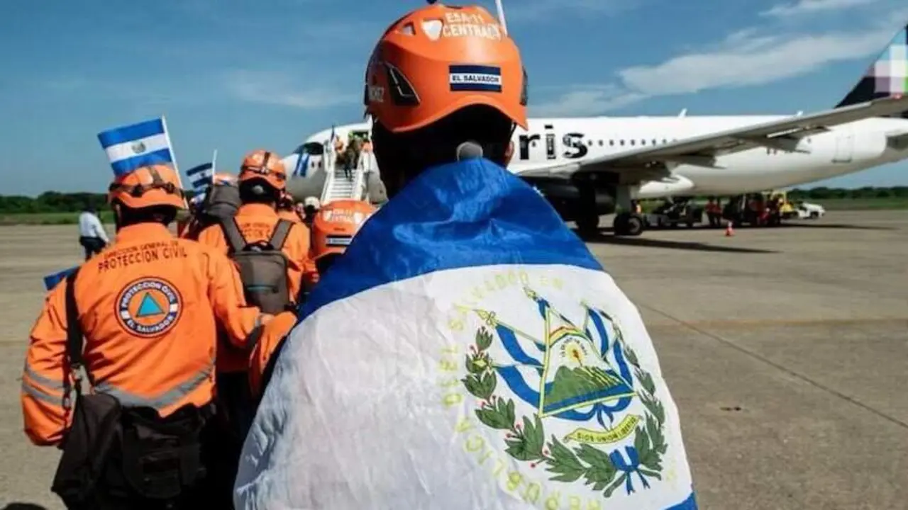 Rescatistas de El Salvador a Venezuela