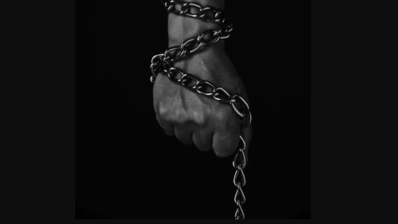 cadena metálica en la mano