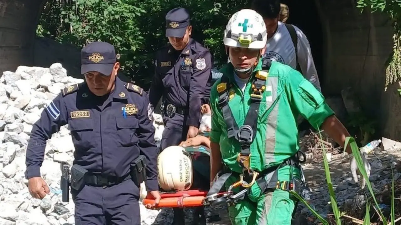 Alcohólico cayó en un barranco