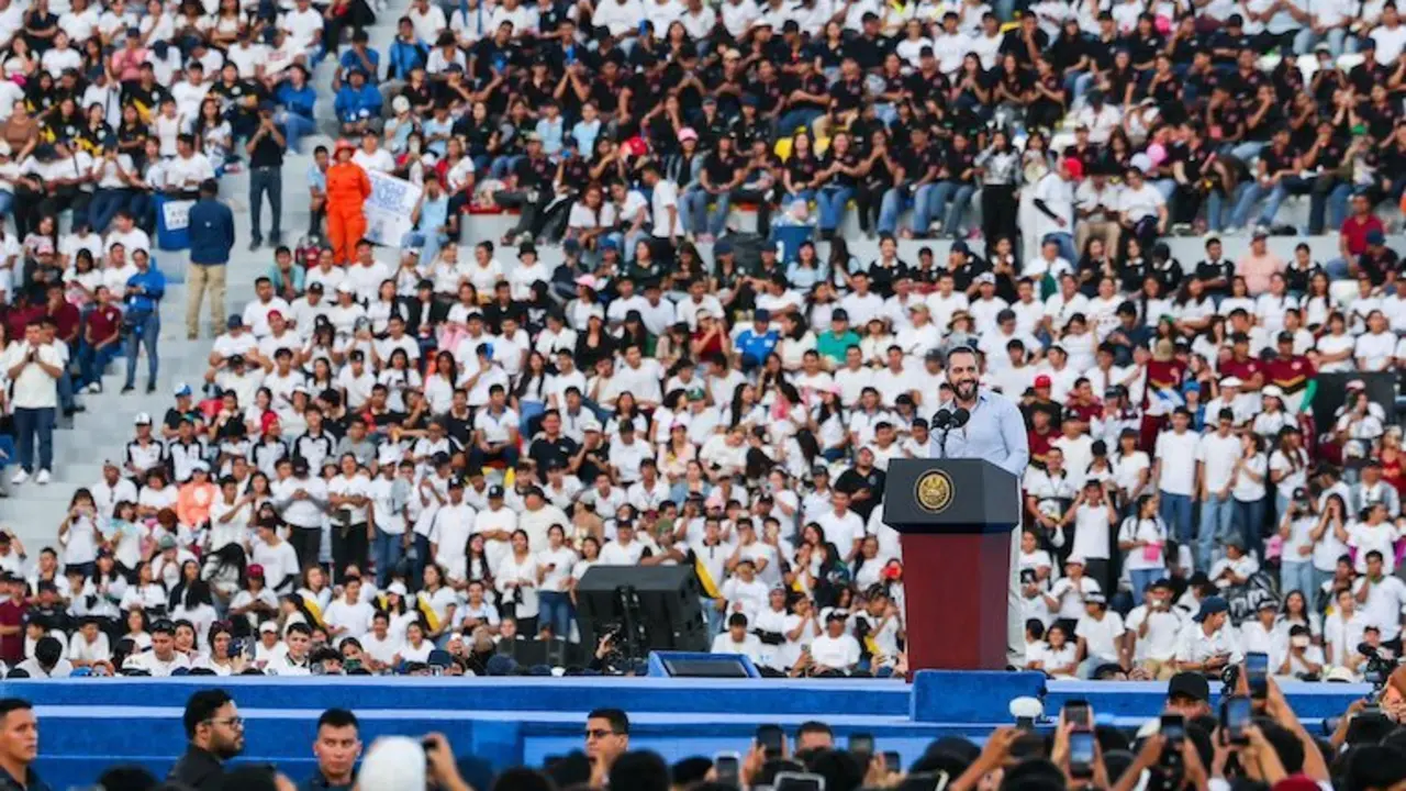 Nayib Bukele becas universitarias