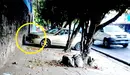 Vehículo estorba en la acera de la capital