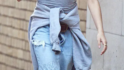 La joven de 19 años ha comenzado a emular los atrevidos "looks" de su famosa madre.