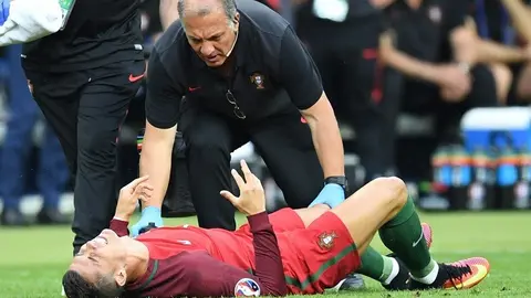 Tras su lesión en el minuto 8 permaneció un cuarto de hora más en el partido. Foto: AFP.