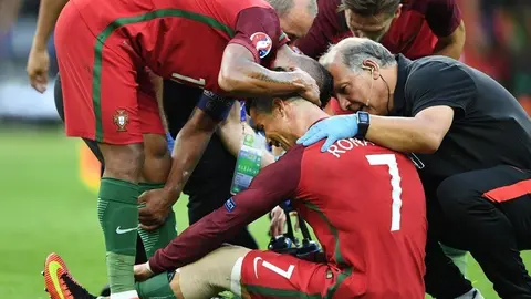 El "crack" portugués continuó por algunos minutos luego de ser atendido por los médicos. Foto: AFP.