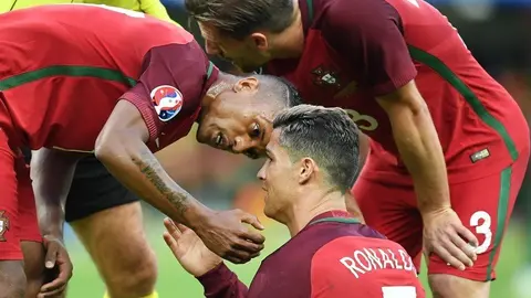 El "crack" portugués continuó por algunos minutos luego de ser atendido por los médicos. Foto: AFP.