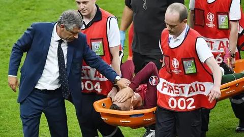 El portugués es evacuado por los paramédicos. Foto: AFP.