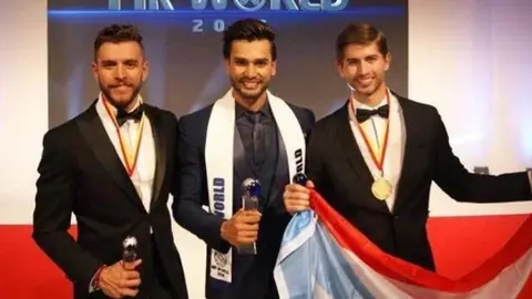 El segundo lugar fue para el representante de Puerto Rico, Fernando Álvarez (izquierda), y el tercero para el mexicano Aldo Esparza (derecha).