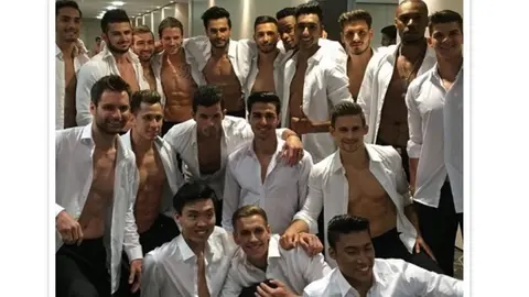 Rohit Khandelwal posa con algunos de los concursantes.