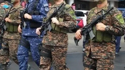 El general Munguía Payés encabezó el desfile militar