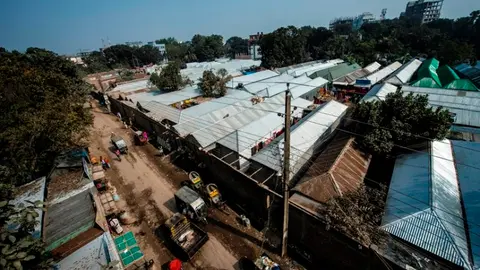 El prostíbulo es separado de la ciudad por "el muro de la vergüenza"