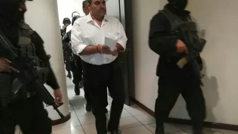 El 3 de noviembre al exmandatario se le vio por primera vez con las esposas puestas durante la lectura de la acusación en los juzgados de San Salvador.