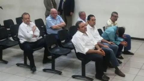 Saca escuchó los delitos por los que se le acusan a él y a varios de los funcionarios de su gobierno.