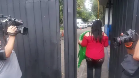 Los acusados recibieron sillas para poder descansar.