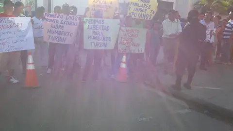 Familiares pescadores apoyando a los imputados