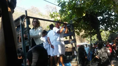 Otro ángulo del camión donde fue transportada.