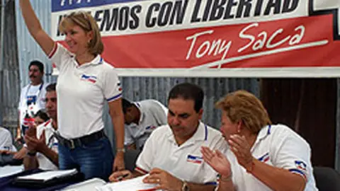 Ana Ligia Mixco de Saca incursionó en la política en 2003 bajo la bandera de ARENA.