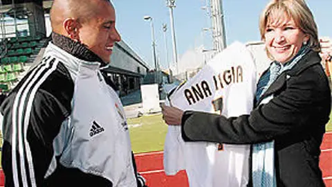 La esposa de Saca conoció muchos lugares como primera dama. En 2005 fue recibida por el Real Madrid y sus "galácticos".