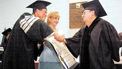 Ana Ligia entregó en 2005 un reconocimiento al cómico mexicano "Chespirito".