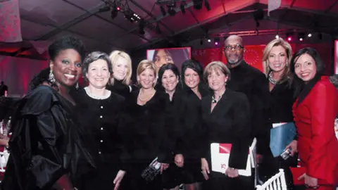 De Saca junto a Julianne Moore, Samuel L. Jackson, Frieda de García en un evento de caridad de Save the Children.