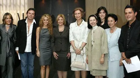 Ana Ligia junto a los artistas Shakira y Alejandro Sanz en un encuentro en España para 2008.