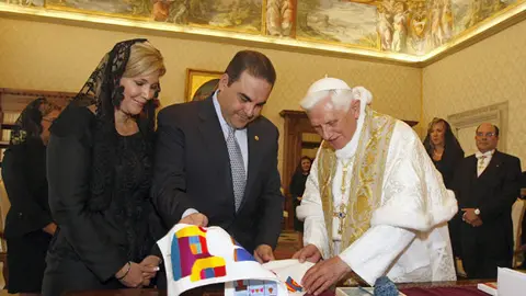 Una de sus últimas visitas fue al Vaticano para visitar al recien nombrado papa Benedicto XVI.