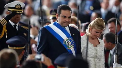 Ana Ligia junto a su esposo en la ceremonia para entregar la banda presidencial.