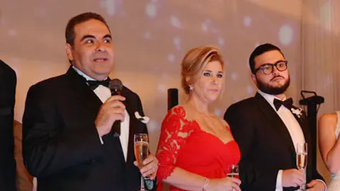 Mixco junto a su hijo, Gerardo Saca, el día de su boda y en el que fue capturado Tony Saca.