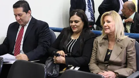 Ana Ligia junto a sus abogados el día de la audiencia inicial en su contra. Es la primer esposa de un presidente que ha sido procesada penalmente en la historia moderna del país.