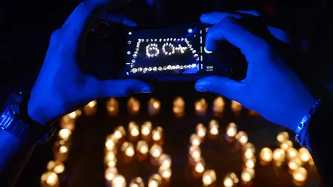 Durante 60 minutos, activistas de todo el mundo se quedan a oscuras para crear conciencia sobre el cambio climático.