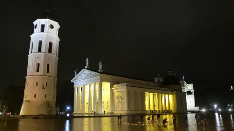 La catedral de Vilnius, en Lituania, se sumó a la Hora del Planeta.