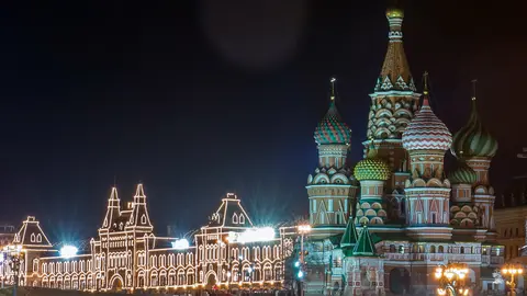 En Moscú se apagaron las luces y así lució la catedral de San Basilio.