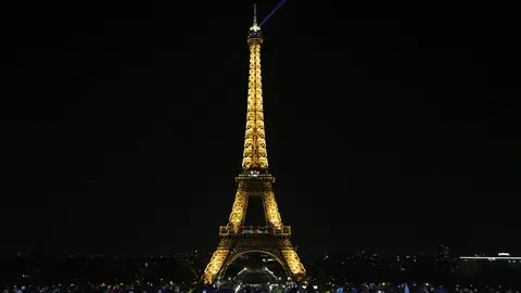 La torre Eiffel, el emblema parisino por excelencia, no podía faltar en esta fecha.