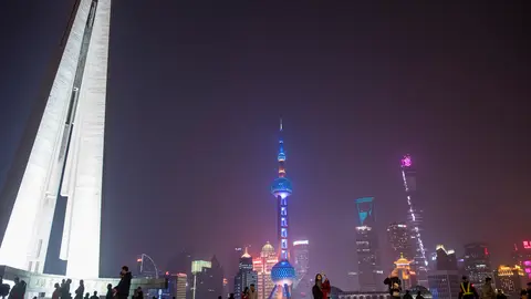 Los rascacielos del centro financiero Lujiazui, en Shangái, China, se unieron a la iniciativa ambientalista.