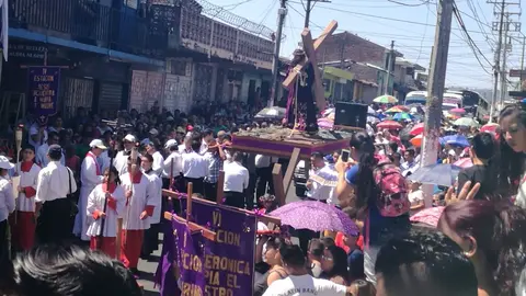 Los feligreses elevan cánticos de perdón y piedad durante el recorrido/ Foto Televisión Católica.