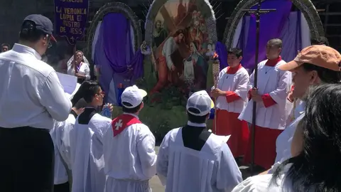 Hacen estaciones para recordar los pasajes del calvario.