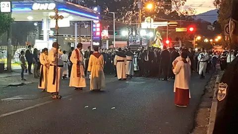 Así se vivió la procesión del Santo Entierro en Santa Tecla, sobre la carretera Panamericana. Foto: @PNC_SV