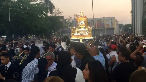 Feligreses en Sonsonate. Foto: @MagdaGranadino