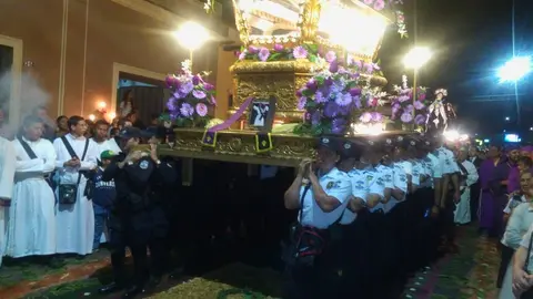 Agentes de la Delegación de Ahuachapán cargaron anoche la urna del Santo Entierro. Foto: @PNC_SV