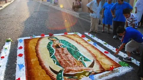 Tradicionales alfombras en el paso de la procesión. Foto: @RadioJiboa