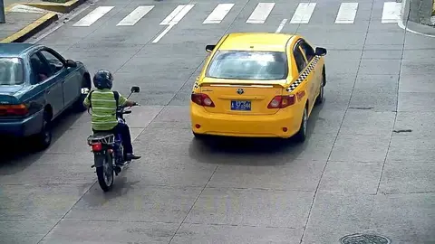 El presunto asesino hace un alto al lado del taxi, donde se conducen sus víctimas minutos antes de producirse el crimen frente al Cafetalón en Santa Tecla.