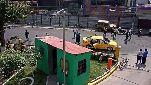 El asesino de la moto ya ha hecho su trabajo. Ha disparado contra la mujer, que muere en el instante y ha herido al hermano de la fallecida. No se tiene información del estado de salud del taxista.