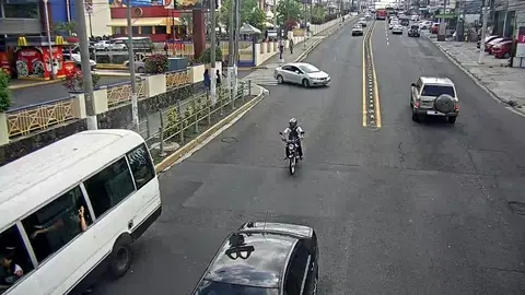 El presunto asesino sigue su huída y luego de salir del Centro Comercial Plaza Merliot ha cambiado su camisa verde por una de otro color. Maneja en ruta hacia el redondel El Platillo, que marca la frontera entre Santa Tecla y Antiguo Cuscatlán.