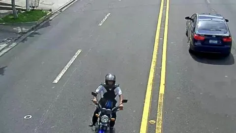 Esta es la última imagen del presunto criminal que ha dejado derramado la sangre de una mujer fallecida y otro herido.