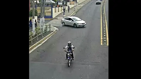 Las cámaras de videovigilancia de Santa Tecla logran un acercamiento del presunto asesino,  quien se conduce por la calle Chiltiupán justo antes de dejar atrás la pasarela de la zona.