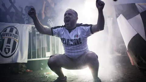 Un aficionado de la Juventus celebra el gol de Mario Mandzukic
