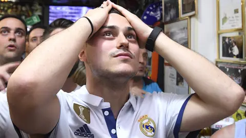Un aficionado del Real Madrid se lamenta tras el gol que dio el empate temporal a la Juventus