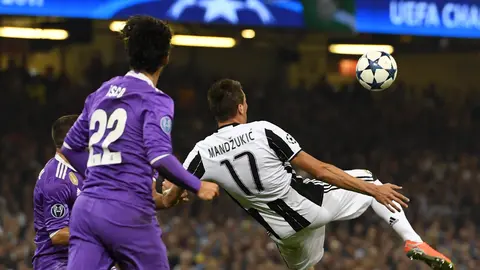 Mario Mandzukic acaba de conectar el balón para anotar un auténtico golazo.