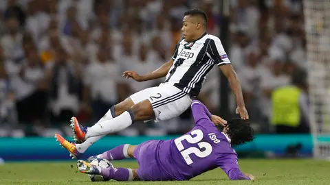 El brasileño Alex Sandro recibe una dura entrada de Isco. El partido se ha disputado con mucha intensidad.