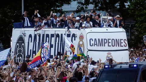 El autobús con los jugadores fue vitoriado a lo largo de muchas cuadras de Madrid.
